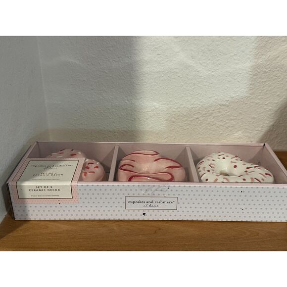 Cupcakes and Cashmere At Home Set of 3 Ceramic Decor - Heart Donuts NIB - Picture 3 of 4